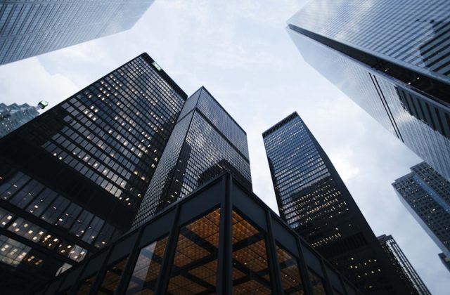 أرض استثمارية على شارع تجاري